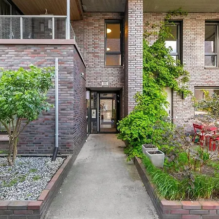 Charming Srenga Apartment Waterfront Views City Comfort 公寓 *